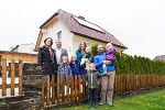 Simone Skalicki, Baumeister Michael Bartl sowie Dagmar und Rudolf Hallaczek mit den Kindern Magdalena, Johanna, Nikolaus, Maximilian und Veronika (v.l.) © Land Steiermark Zenz Simone Skalicki, Baumeister Michael Bartl sowie Dagmar und Rudolf Hallaczek mit den Kindern Magdalena, Johanna, Nikolaus, Maximilian und Veronika (v.l.) © Land Steiermark Zenz