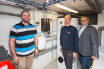 Begutachteten gemeinsam den neuen Warmwasserboiler im Keller: Rudolf Hallaczek, Marcell Mörth von der Firma Wonisch und Baumeister Michael Bartl (v.l.) © Land Steiermark Zenz Begutachteten gemeinsam den neuen Warmwasserboiler im Keller: Rudolf Hallaczek, Marcell Mörth von der Firma Wonisch und Baumeister Michael Bartl (v.l.) © Land Steiermark Zenz