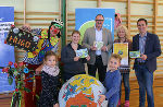 Bild (v.l.n.r.): Klimaclown, Adelheid Weiland (Klimaschutzkoordination Land Steiermark), Bgm. Volker Vehovec, Kindergartenleiterin Johanna Zenz-Matzl, Friedrich Hofer (Klimabündnis Steiermark)