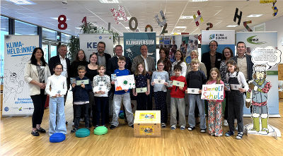 v.l.n.r.: hinten: Tamara Petschnigg (Klimabündnis Steiermark), Dir. Bernhard Braunstein (MS Gleisdorf), Nora Bugram (Frida&Fred), Nicole und Christian Hütter (Energieregion Weiz-Gleisdorf), Thomas Reiter (Stadtgemeinde Gleisdorf), Christoph Stark (Bürgermeister von Gleisdorf), Dir. Martina Karner (VS Gleisdorf), Katharina Schellnegger (Stadtgemeinde Gleisdorf), Andrea Gössinger-Wieser (Klimaschutzkoordination Land Steiermark), Michael Krobath (UBZ Steiermark), Martina Krobath (UBZ Steiermark), Friedrich Hofer (GF Klimabündnis Steiermark) vorne: Gleisdorfer Umwelt-Peers