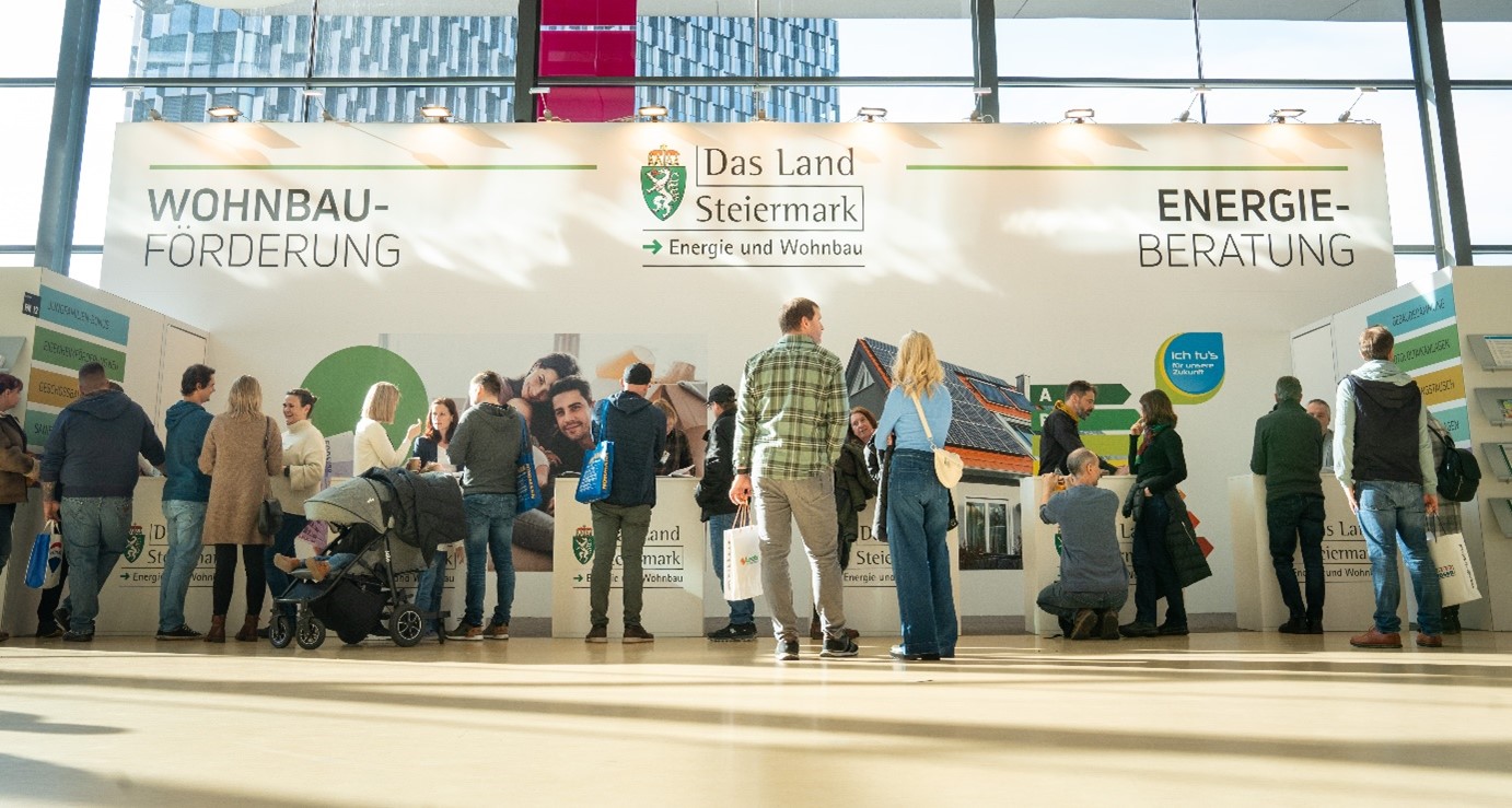 Stand des Landes Steiermark auf der Häuslbauermesse mit Interessierten Messebesuchenden