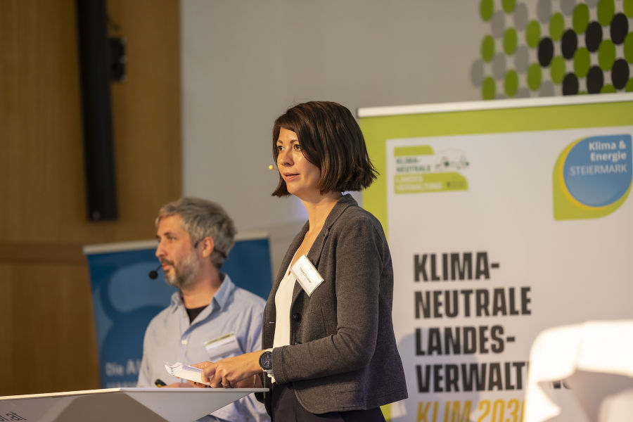 Die Moderatorin Maria Stradner am Pult