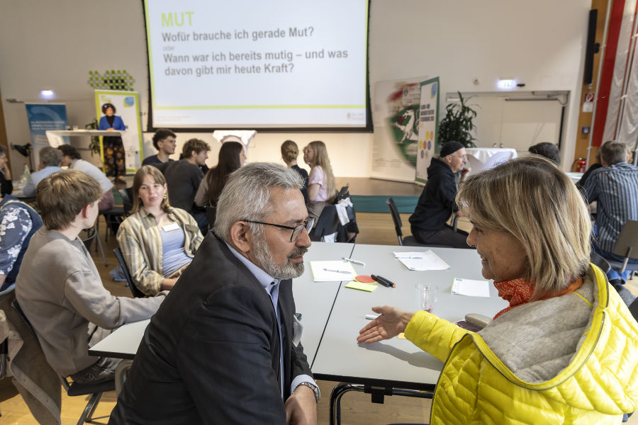 Teilnehmende der Fachtagung im Dialog des interaktiven Vortrags 