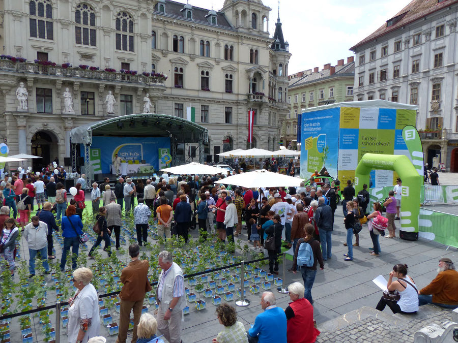 Bühne, Bäumchen, BeraterInnen, Bio-Bauern, Video-Cubus und Segway-Parcours auf einem Bild.