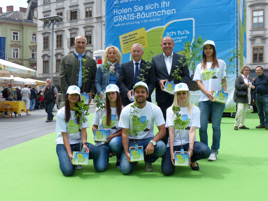 stehend v.l.n.r.: Ing. Kain (Bio-Ernte Steiermark), Mag. Gössinger-Wieser (Klimaschutzkoordinatorin), DI Purrer (Energie Steiermark), LHStv. Schrittwieser (Land Steiermark)