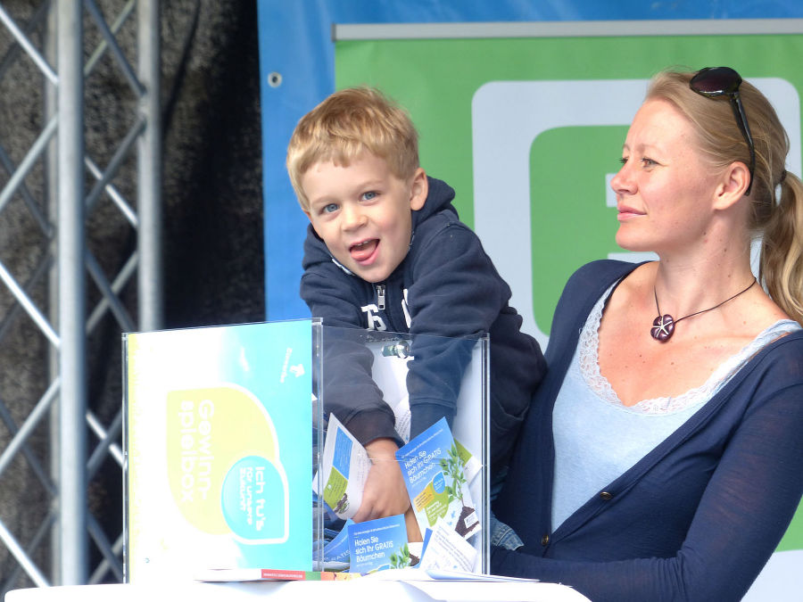 Der kleine Leon mit seiner Mama beim Ziehen der Hauptpreise