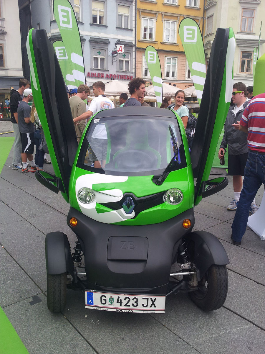 Der Hauptpreis - ein Renault Twizy - wurde intensiv begutachtet.