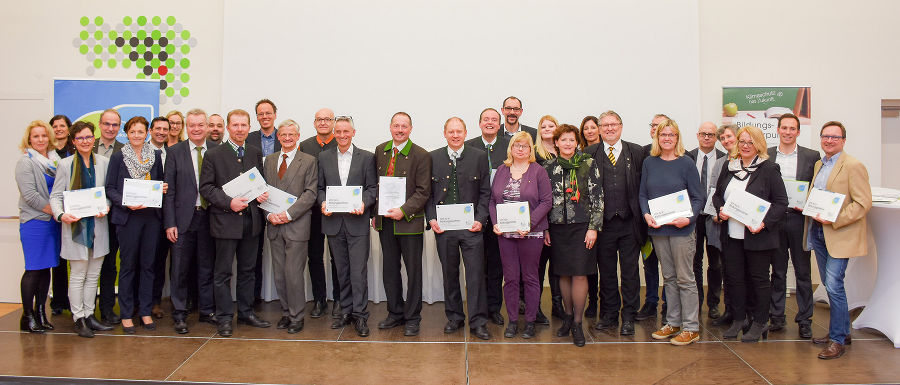 Alle PreisträgerInnen mit den beiden Landesräten