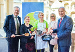 Kochen für den Klimaschutz: Umweltlandesrat Anton Lang, Adelheid Weiland (Referat Energietechnik und Klimaschutz), Sandra Hillebrand (Obfrau-Stellvertreterin Seminarbäuerinnen), Nicole Zöhrer (GF der Seminarbäuerinnen) und LR Hans Seitinger (v.l.)