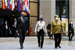 Charles Michel, Präsident des Europäischen Rates, verkündete zusammen mit Ursula von der Leyen, Präsident der Europäischen Kommission, und Angela Merkel, Bundeskanzlerin, die Ergebnisse des EU-Gipfels. 