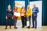 Übergabe der Urkunde an Karin Dullnig & Daniela List (ecoversum) und Cornelia Schweiner (A15) © Sacha Gillen Übergabe der Urkunde an Karin Dullnig & Daniela List (ecoversum) und Cornelia Schweiner (A15)