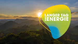Das Logo des “Der Lange Tag der Energie” vor dem Hintergrund einer aufgehenden Sonne über einer steirischen Landschaft.